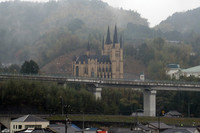 四国を歩いていると、こういう奇妙な風景にも出会える。まるでフレンチゴシック式聖堂のごとき結婚式場前を松山自動車道が横切る。愛媛県伊予大洲近く。