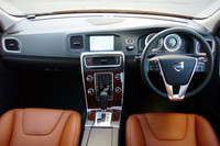 運転席まわりの様子。特徴的なデザインのセンターコンソールは、ほかボルボ車でもおなじみのもの。