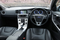 試乗車のインパネまわり。2013年モデルになってシフトノブがイルミネーション入りのクリアタイプとなったほか、制限速度などの道路標識情報をメーター内に表示する「RSI（ロード・サイン・インフォメーション）」が追加された。