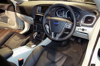 ボルボが新型「V40」を発売の画像