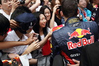 レッドブルF1、横浜・元町SSをデモ走行の画像