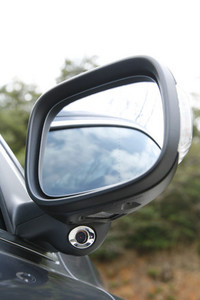 レーダーはミラーの下方に内蔵される。（K）