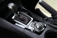 新しいカーコネクティビティ―システム「MAZDA CONNECT」も新型「アクセラ」の見どころのひとつ。コマンダーコントロール（シフトセレクターの手前）で情報を操作する。