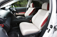 「アートワークス」のインテリア。シート表皮は、カームレッド×カームベージュ×カームグレーを組み合わせた専用デザインとなる。
