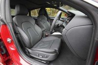 S-lineには、専用のスポーツシート、本革内装（ミラノレザー）、専用マルチファンクション＆パドルシフト付き本革巻き3スポークスポーツステアリングホイールなどが装備される。