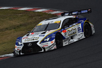 予選トップのNo.37 KeePer TOM'S RC F（ジェームス・ロシター／平川 亮）。決勝は、昨年の覇者であるNo.1 MOTUL AUTECH GT-Rの逆転を許す展開に。