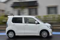 2012年9月にデビューした5代目「ワゴンR」。2015年8月には、ISGとリチウムイオンバッテリーを使って燃料消費を抑える「S-エネチャージ」の性能を強化。従来より0.6ポイント高い、33.0km/リッターのJC08モード燃費を達成した。