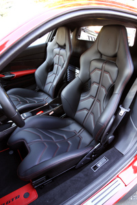 試乗車には「458スペチアーレ」のものに似た、スポーティーな形状のレザーシートが装着されていた。