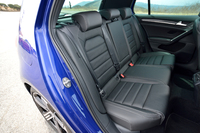 乗車定員は5人。用意される内装色は「チタンブラック」のみ。