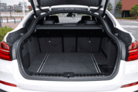 大きな開口部を持つ「X4」の荷室。容量は500～1400リッターが確保される。（画像をクリックするとシートの倒れるさまが見られます）
    