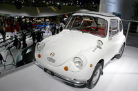 “お立ち台”に祀り上げられた「スバル360」。