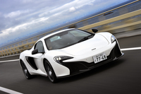 高速道路を行く「650S スパイダー」。0-100km/h加速に要する時間は、「650S クーペ」と同じ3.0秒。