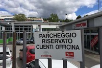 かつてダイハツも扱っていたトヨタディーラーにて。「整備ブースお客さま専用駐車場」には「D」マークが今も残されている。