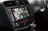 「日産セレナ」に装着された状態のパナソニック「CN-L800SED」。