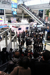 東京ビッグサイト内部の様子。長いエスカレーターのうえにも人が鈴なりだ。