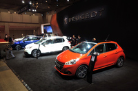 プジョーブースの展示車両。手前のオレンジのモデルが、改良を受けた「208」だ。