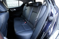 後席は、前席よりもやや中央寄りにレイアウト。見晴らしのよい前方視界が得られるという。