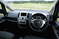 セレナの正統派ともいうべきレイアウトには古臭さも漂うが、年配の方にはこちらのほうが落ち着くに違いない。