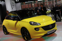 ボディーサイズは、全長×全幅×全高＝3698×1720×1484mm。「フィアット500」より、いずれもわずかながら長く、広く、低い。