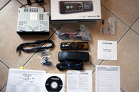 欧州仕様アルパイン「iDA-X300」と別売のiPodケーブル。