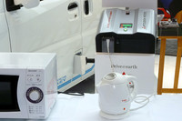 「MiEV power BOX」のサイズは395mm×334mm×194mmで、重さは11.5kg。接続ケーブルとAC100Vの出力端子が1個備わる。最大出力1500W、出力電圧100V±10V、周波数（変更可能）50／60Hz。