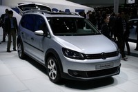 「トゥーラン」にも「クロス」仕様が追加された。