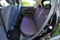 「G」の後席。最上級グレードでも後席中央のヘッドレストは用意されない。