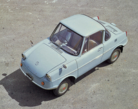 マツダは1960年に発売された初の乗用車である「R360クーペ」に始まる、同社のデザインヘリテージをテーマとした展示を行う。