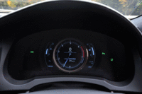 “Fスポーツ”専用デザインのメーターパネル。中央のリングは可動式になっており、マルチインフォメーションディスプレイの表示を選択すると、リング全体が右側に移動、レイアウトが変化する。（写真をクリックするとメーターの表示バリエーションが見られます）