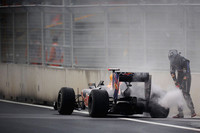 前戦日本GPで圧勝したセバスチャン・ベッテルは、韓国でも好調。ポールポジションからトップを守り続けていたが、勝利目前でレッドブルに搭載されるルノーエンジンが火と煙をあげ痛恨のリタイア。優勝していれば、ポイントリーダーの座を射止めることができたレースだった。残り2戦、レース前まで同点で並んでいた首位アロンソとのポイント差は1勝分の25点もひらいたが、自身は「タイトルはまだあきらめていない」。（写真＝Red Bull Racing）