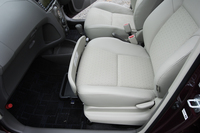 助手席に備わる買い物アシストシートとシートアンダートレイ。