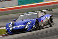 予選4位からスタートしたNo.100 RAYBRIG HSV-010。最終的に順位を一つ上げ、表彰台の一角をものにした。トップが狙えるほどの大健闘を見せた同じホンダのウイダー モデューロ HSV-010は、トラブルなどがたたって4位フィニッシュ。