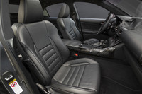 室内の居住性が改善された。ホイールベースの延長と前席シートバックの形状見直しで、室内長が95mmも大きくなったという。