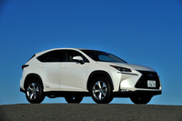 レクサスNX300h“バージョンL”
    ボディーサイズ：全長×全幅×全高＝4630×1845×1645mm／ホイールベース：2660mm／車重：1810kg／駆動方式：FF／エンジン：2.5リッター直4 DOHC 16バルブ／モーター：交流同期電動機／トランスミッション：CVT／エンジン最高出力：152ps/5700rpm／エンジン最大トルク：21.0kgm/4400-4800rpm／モーター最高出力：143ps／モーター最大トルク：27.5kgm／タイヤ：（前）225/60R18 （後）225/60R18／車両本体価格：556万円