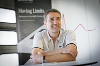 アカデミーの“スター講師”のシュナイダー氏。