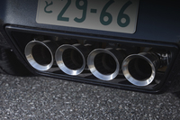 リアビューにすごみを添える4本出しのセンターマフラー。「Z51」には「パフォーマンスエキゾーストシステム」が標準装備される。
    