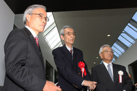 実車展示を前に「トヨダAA型乗用車」について語りあう（右から）豊田章一郎名誉会長、小林彰太郎『CAR GRAPHIC』名誉編集長、そしてトヨタ博物館の山田耕二氏。