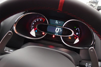 メーターのアップ。「ルーテシア ルノースポール」には、チタン製のシフトパドルが備わる。