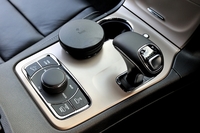 ZF社製8段ATは新型の目玉のひとつ。3.6リッターV6搭載車では燃費が約8％改善された。