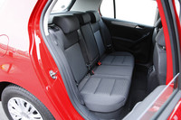 運転席、助手席のシートバックポケットも省略。シンプルな眺めのリアシート。