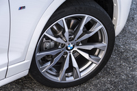 テスト車の20インチアルミホイール（写真）はオプション。標準車には19インチが装着。