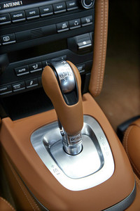 トランスミッションは6MTが標準で、新採用されたPDKはオプションとして設定され、従来のティプトロニックSに代わるものとなる。