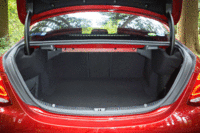 トランクルームには445リッター（VDA方式）の容量を確保している。（写真をクリックするとシートの倒れる様子が見られます）
    