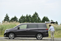 電動スライドドアは、助手席側（写真手前側）は全車標準。運転席側は2.5リッターモデルはオプションで、3.5リッターモデルは全車標準となる。リアのハッチゲートは、最上級の「350 Highway STAR Premium」のみ電動式で、それ以外は全て手動となる。