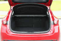 「アクセラスポーツ」のラゲッジスペース。5人乗車時の容量は364リッター（VDA方式）。（クリックすると背もたれが倒れる様子が見られます）。