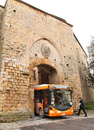 ピサ県ヴォルテッラの路線バス。こうした旧市街で使うバスは、それなりに小型なのだが、中世の城壁を通るのは超絶技巧を要する。
