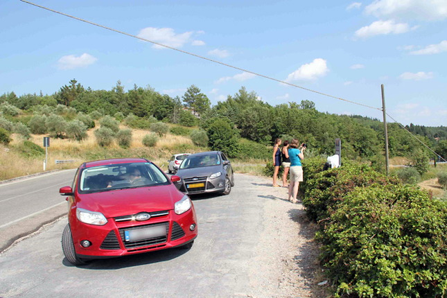 イタリア屈指のワイン名産地キャンティ・クラシコ地方にて。展望台にはハンガリー、オランダの「フォード・フォーカス」、そしてスペインのオペルが。面白いのは、どのクルマもお父さんだけは車内に残っていることだ。