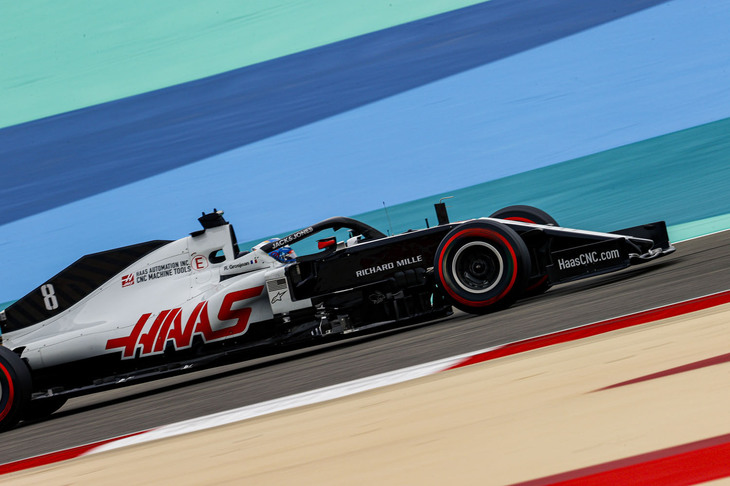 スタート直後にクラッシュ、炎上という大事故に見舞われたハースのグロジャン（写真）。19番グリッドと後方からの出走で、後方集団のアルファタウリのクビアトと接触。221km/hのスピードでターン3のガードレールに突き刺さるようにあたり、ハースのマシンは真っ二つに折れ、瞬く間に炎が上がった。燃え盛るモノコックからグロジャンは自力で脱出、奇跡的にやけどで済んだ。病院のベッドで撮影されたSNS動画では、「ヘイローはF1に持ち込まれた最高のものだ」と、頭部を守ってくれた安全装備を褒めたたえていた。（Photo=Haas）