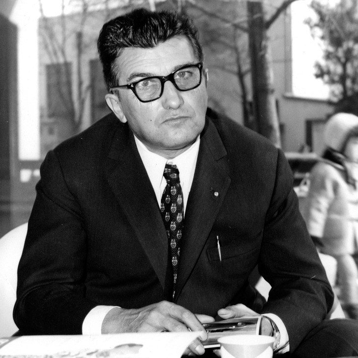 トラクターとエアコンの製造業で成功し、「フェラーリ250GT」を手に入れたフェルッチオ・ランボルギーニ（写真）。その車両クオリティーに満足できなかったフェルッチオは、エンツォにクレームの手紙を出した。しかし相手にされず怒りに燃えたフェルッチオは、フェラーリの馬に対して牛のエンブレムを採用したスポーツカーをつくり、ビジネスで対抗した。フェルッチオとエンツォの確執から会社設立に至ったこのストーリーはつとに有名だが、これはかなり脚色された逸話だというのが現在の定説だ。