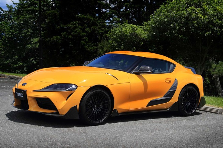 カーボン製のエアロパーツや専用デザインの鍛造ホイールなど、カスタム用の純正オプション「GRパーツ」も用意される。写真はそれらをフル装備した「スープラSZ-R」の展示車両。